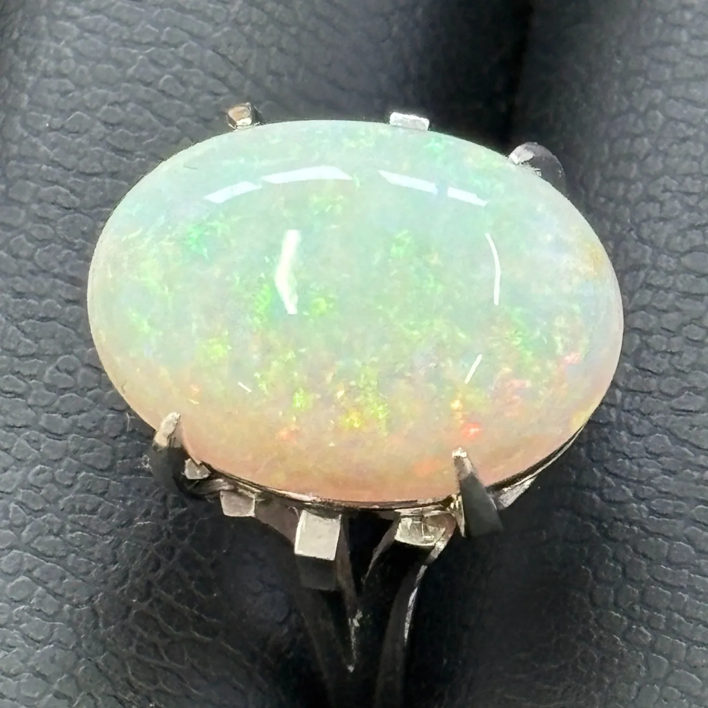 プラチナのオパールリングをお買取りさせていただきました。