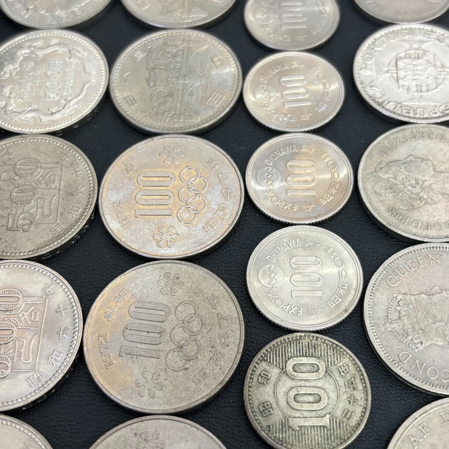 記念硬貨と外国銀貨をお買取りさせていただきました。