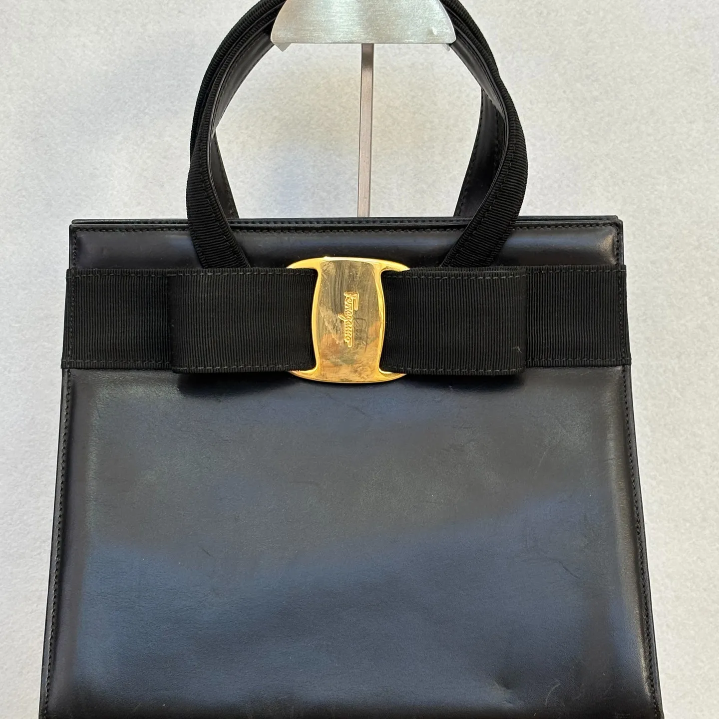 フェラガモのハンドバッグをお買取りさせていただきました。