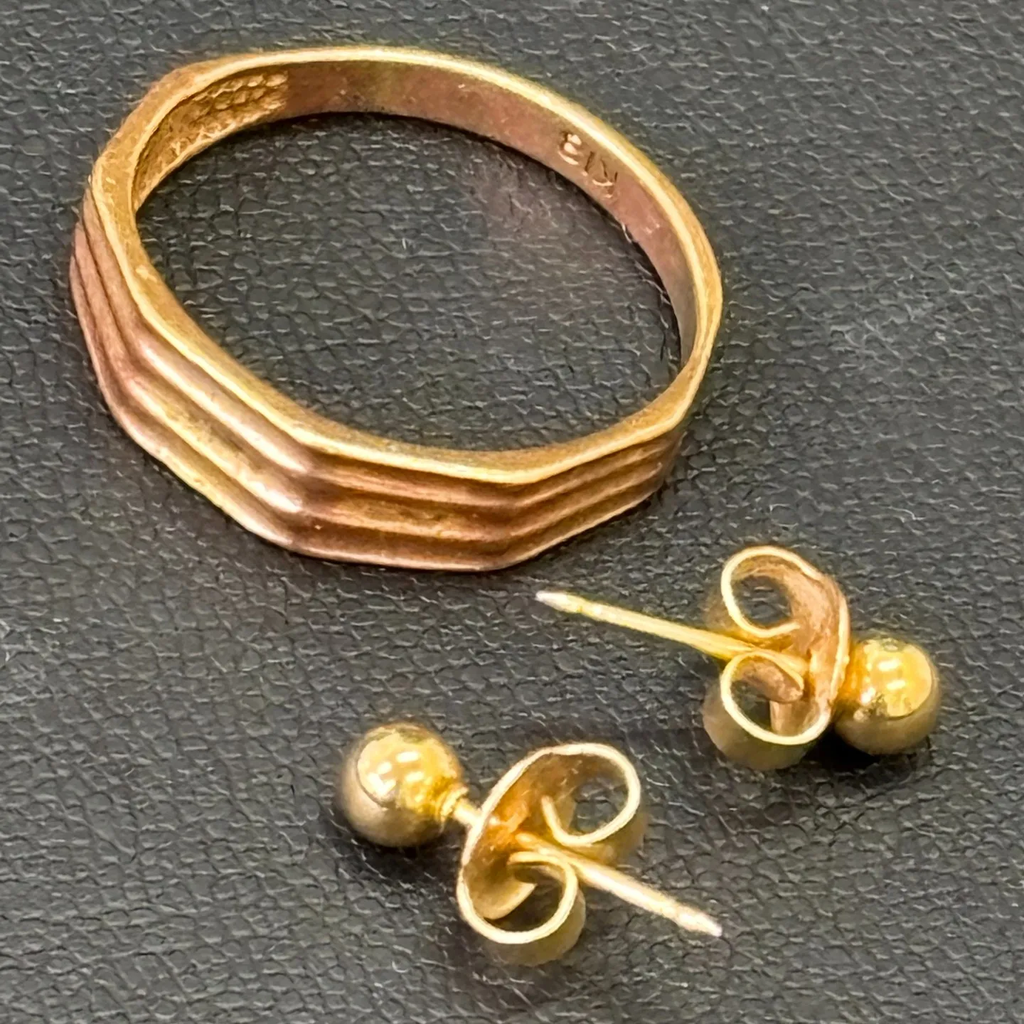 金のリングとピアスをお買取りさせていただきました。