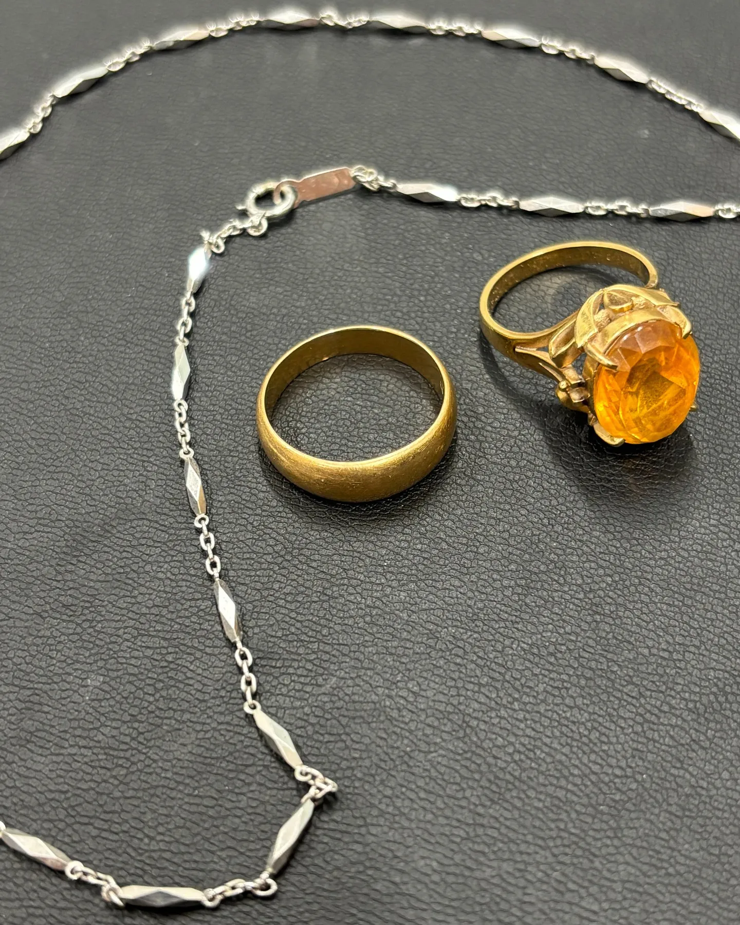 金のリングとネックレスをお買取りさせていただきました。