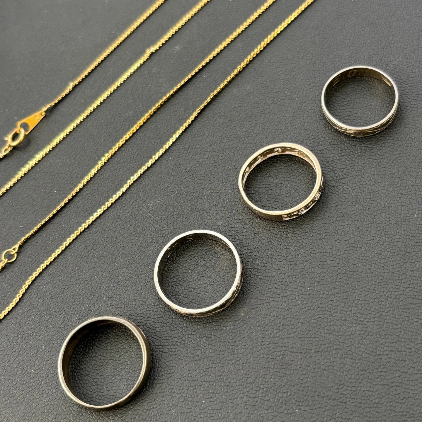 金のリングとネックレスをお買取りさせていただきました。