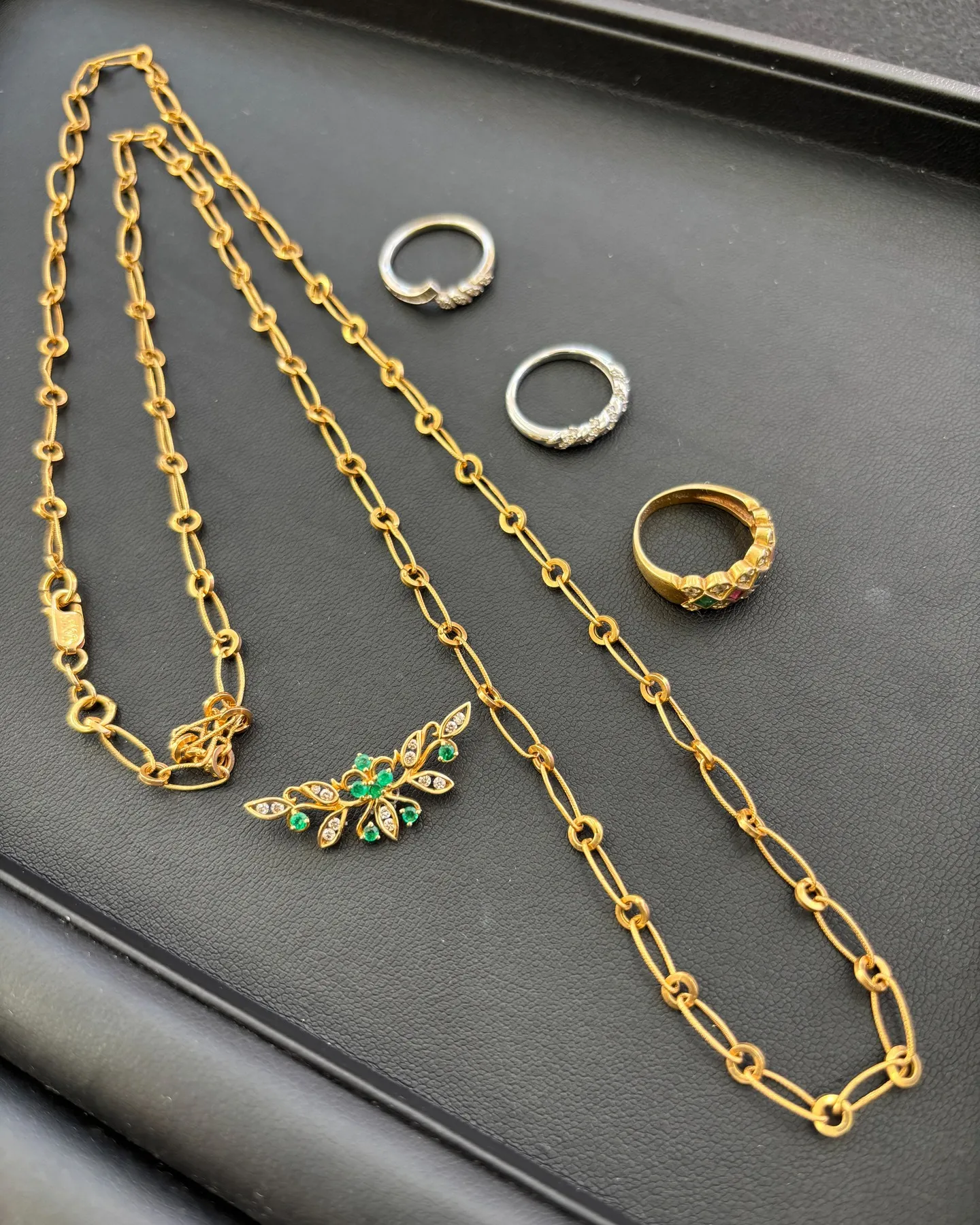 金のネックレスなどのアクセサリーをお買取りさせていただきまし...