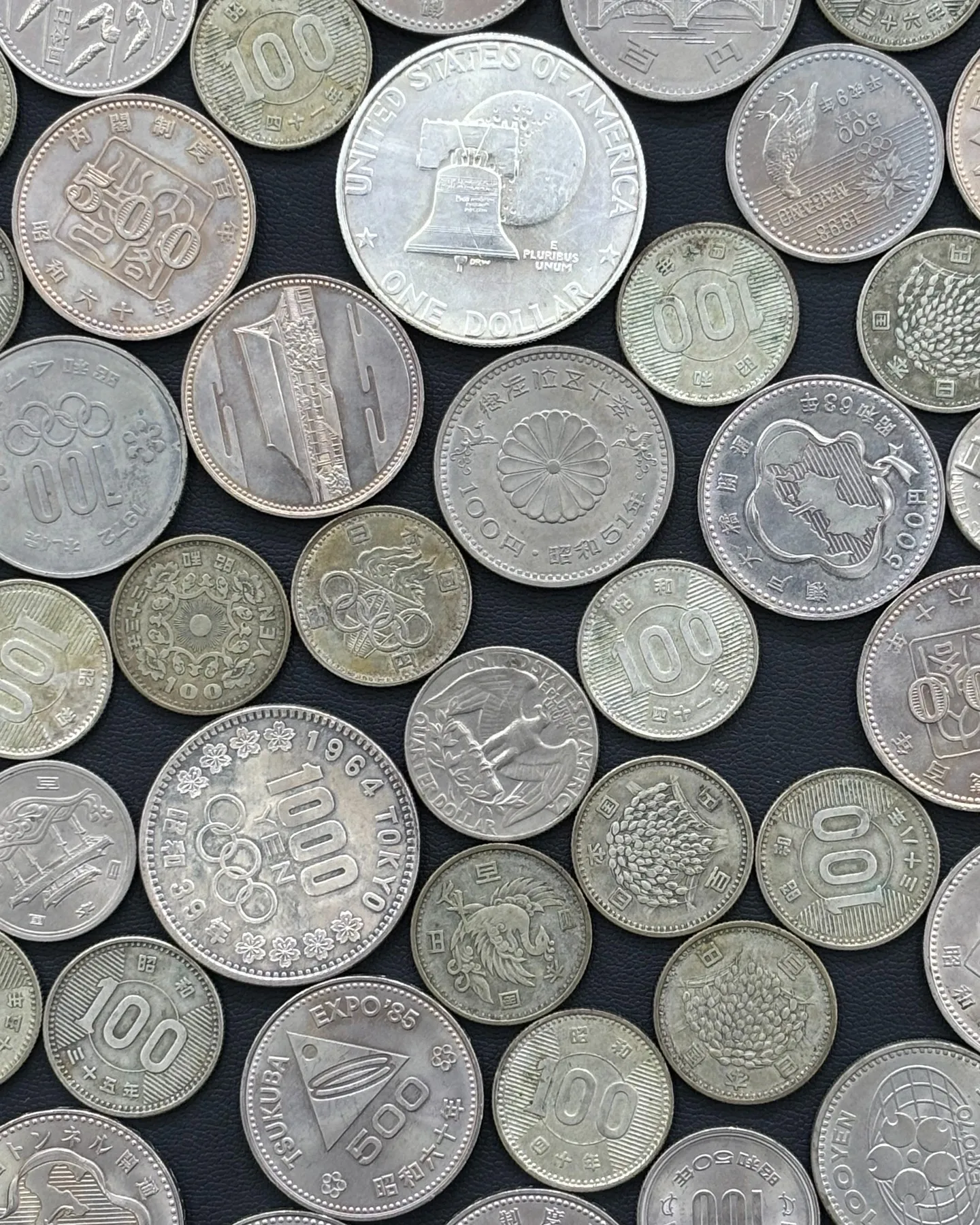 記念硬貨と外国銀貨をお買取りさせていただきました。