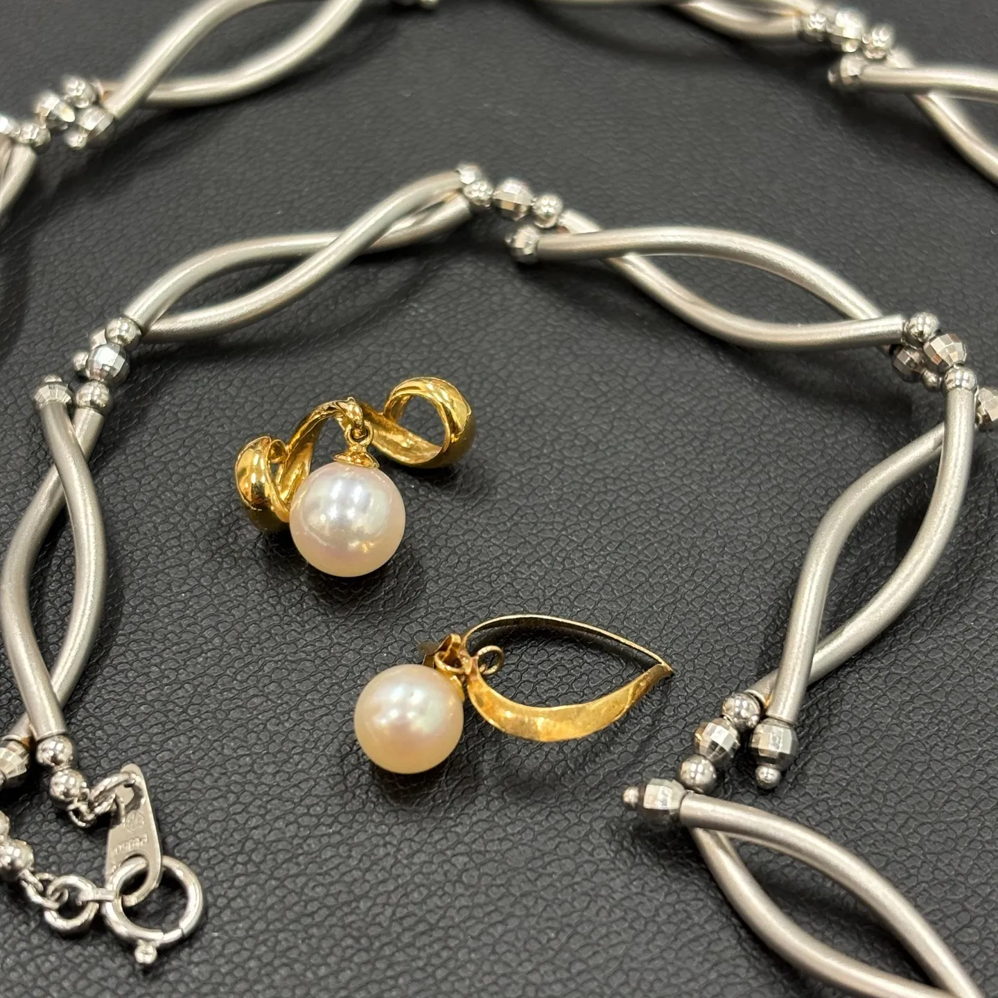 プラチナのネックレスなどのアクセサリーをお買取りさせていただ...