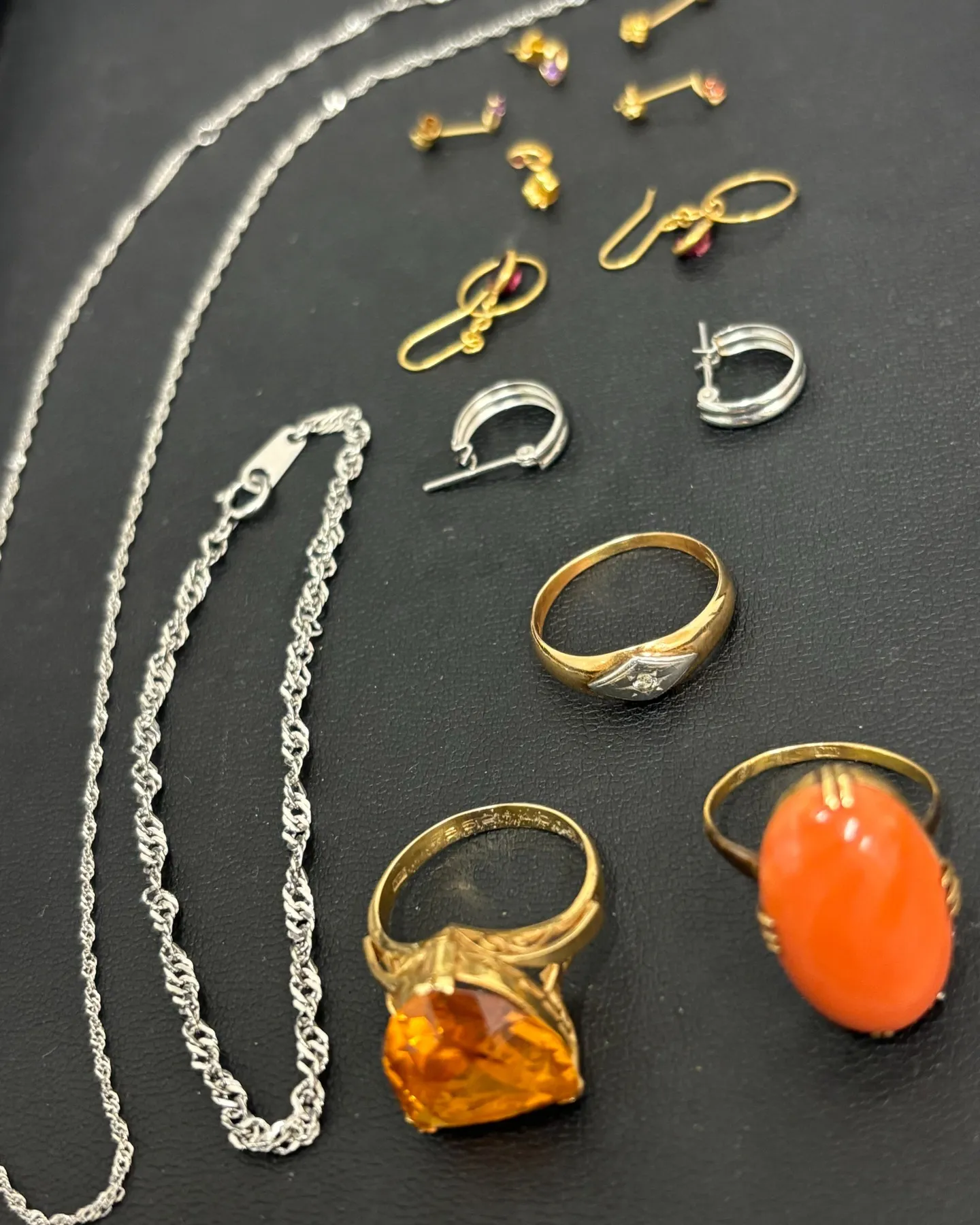 金のリングをはじめ、たくさんのアクセサリーをお買取りさせてい...