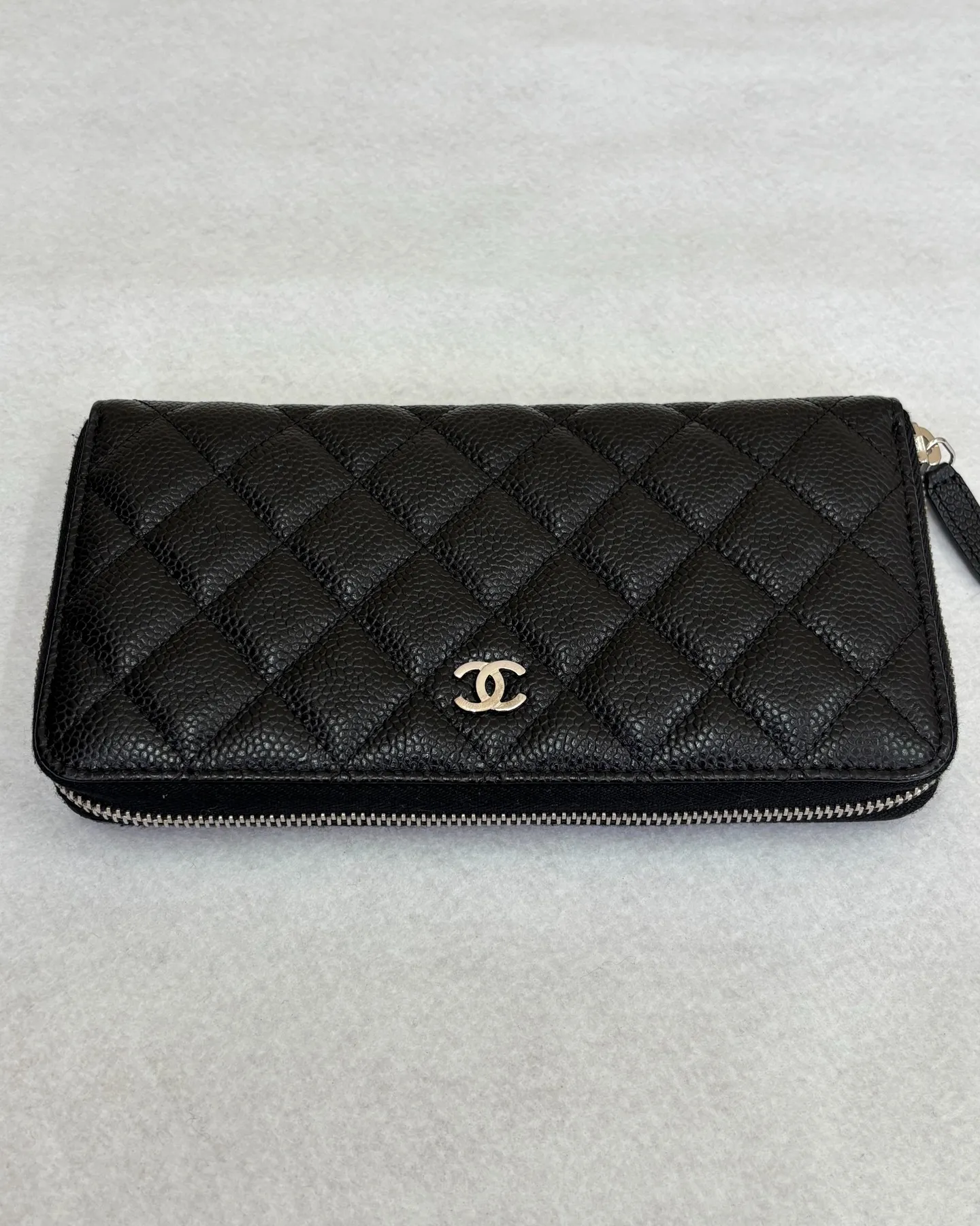 シャネルの長財布「キャビアスキン マトラッセ ラウンドファス...