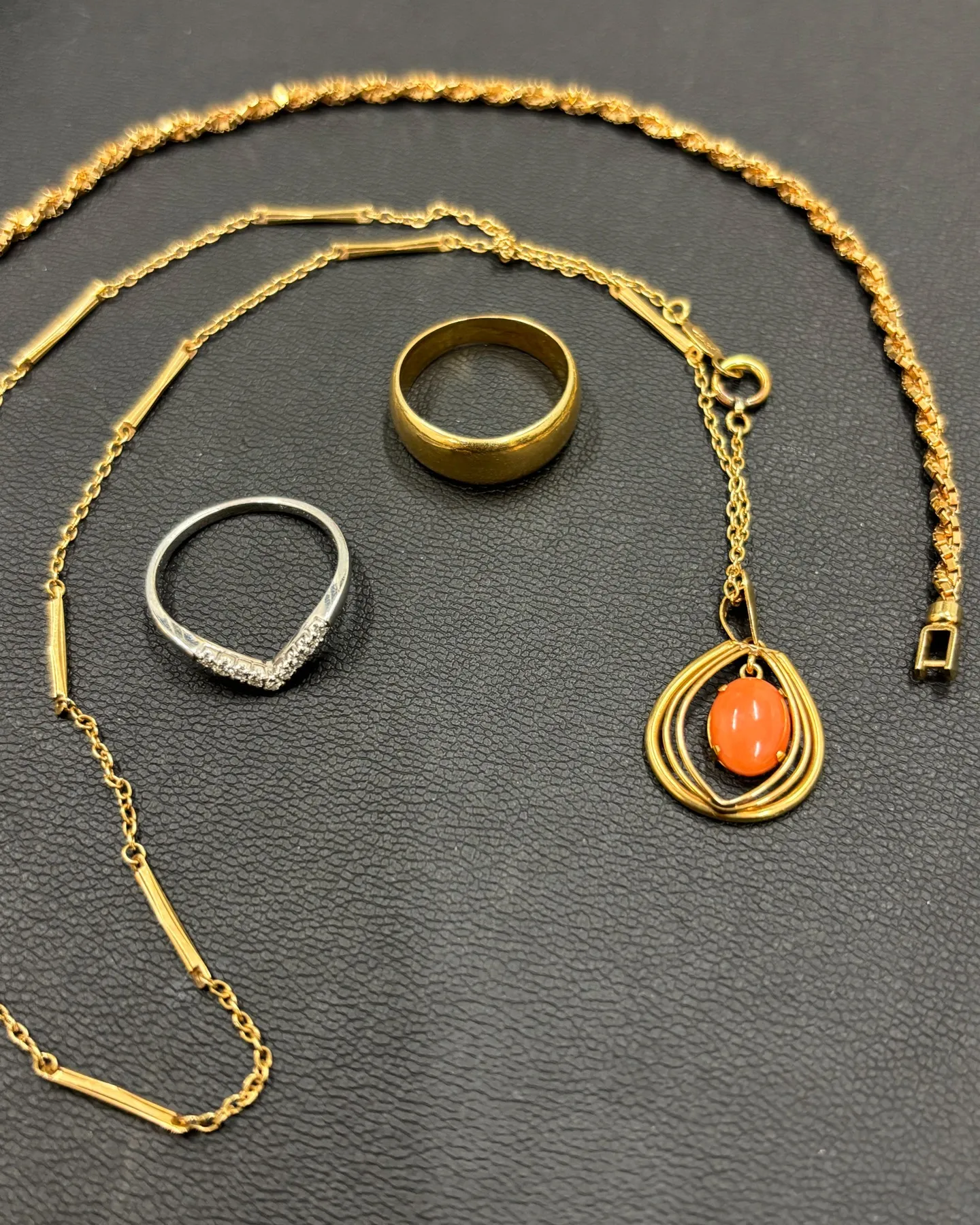 金のネックレスなどのアクセサリーをお買取りさせていただきまし...