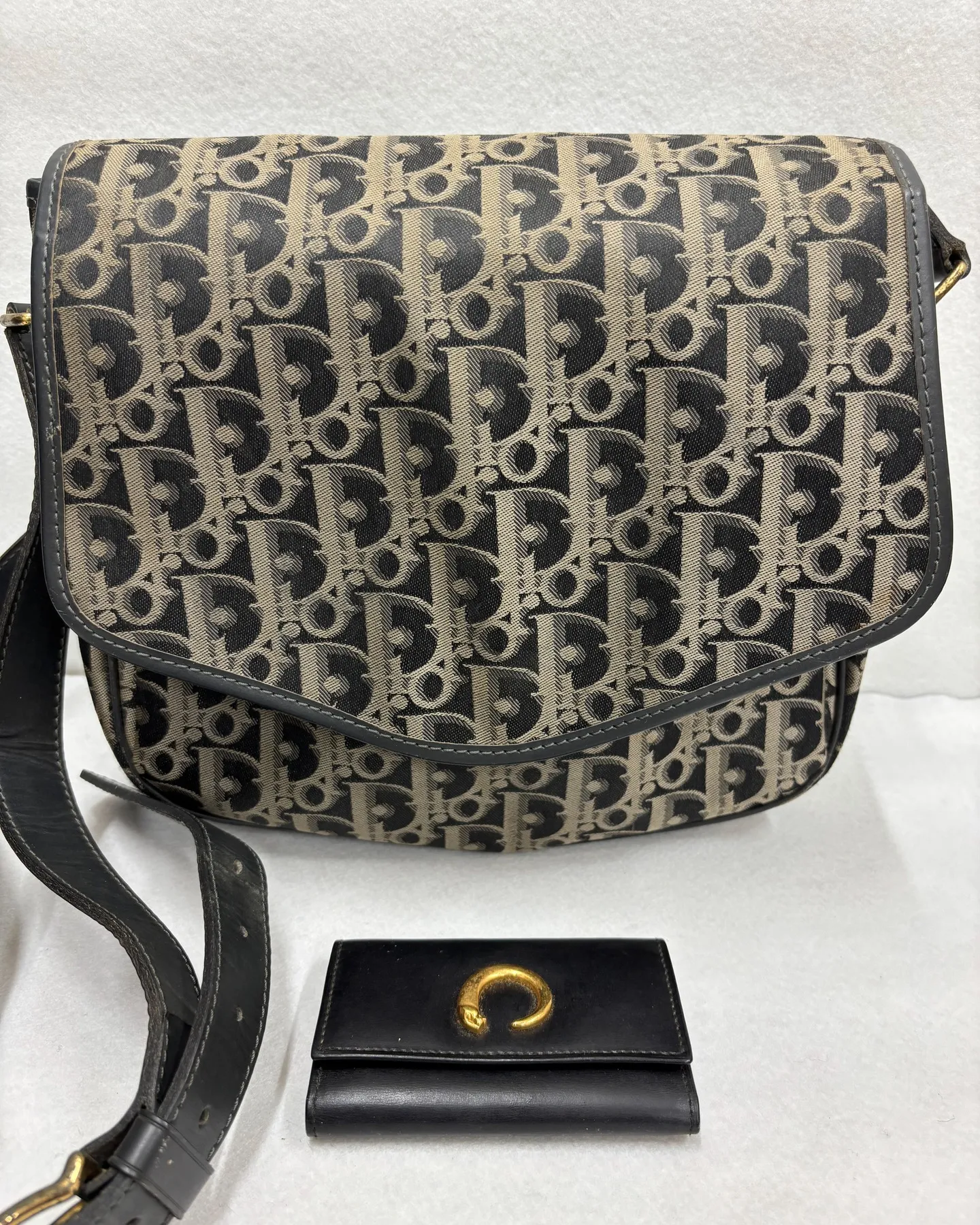 ディオールのトロッター ショルダーバッグとカルティエのパンテ...