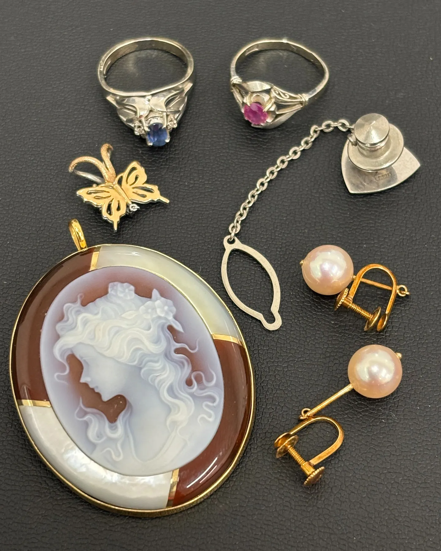 カメオのペンダントトップなどのアクセサリーをお買取りさせてい...