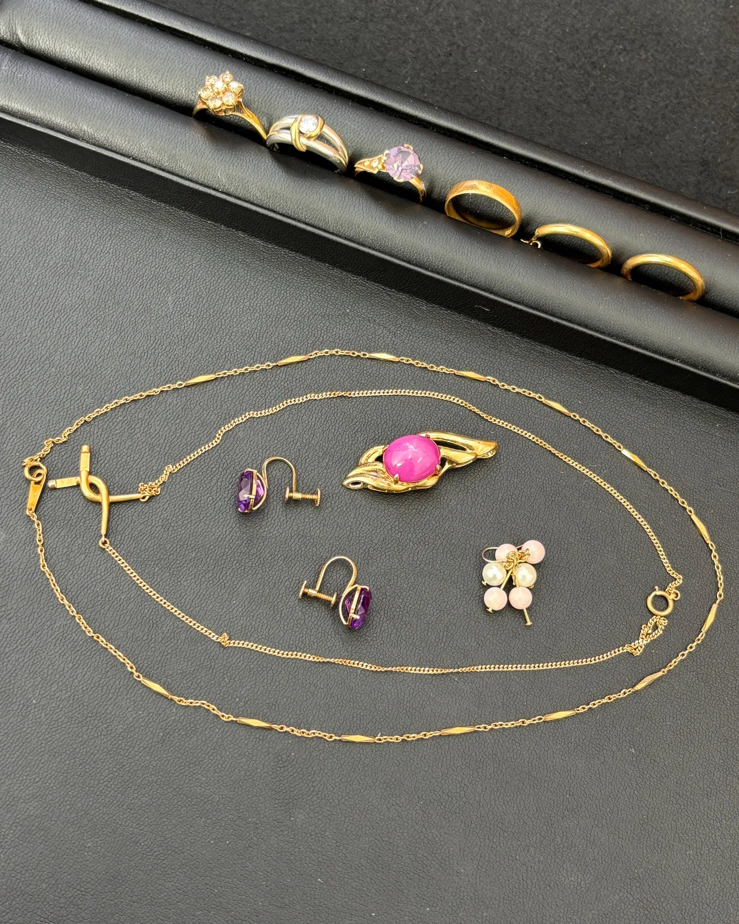 金のネックレスをはじめ、たくさんのアクセサリーをお買取りさせ...