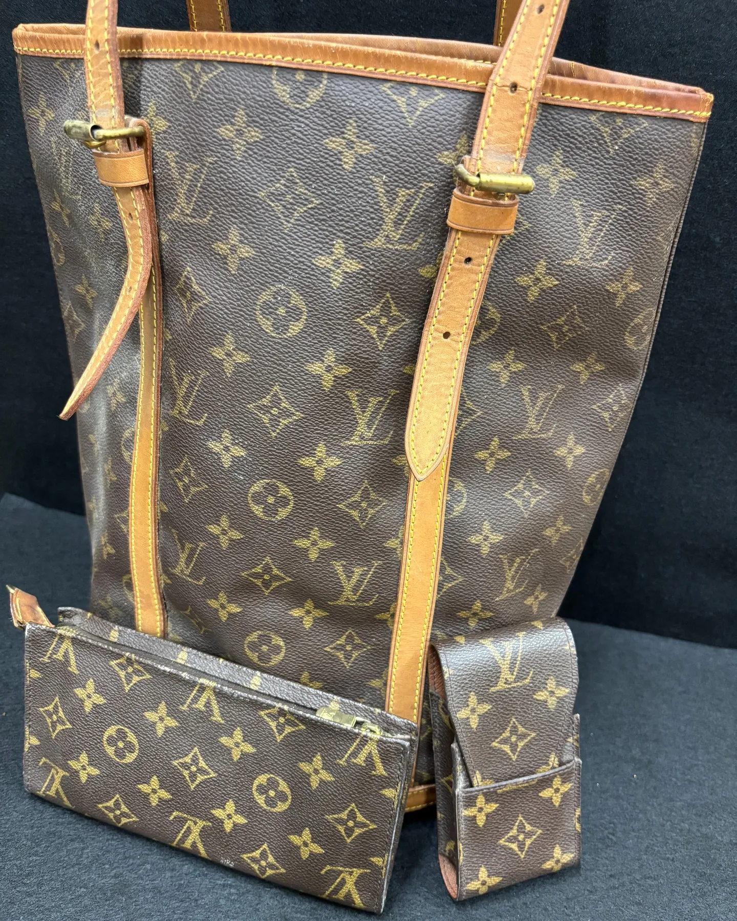 ヴィトンのモノグラム バケットとモノグラム エテュイシガレッ...