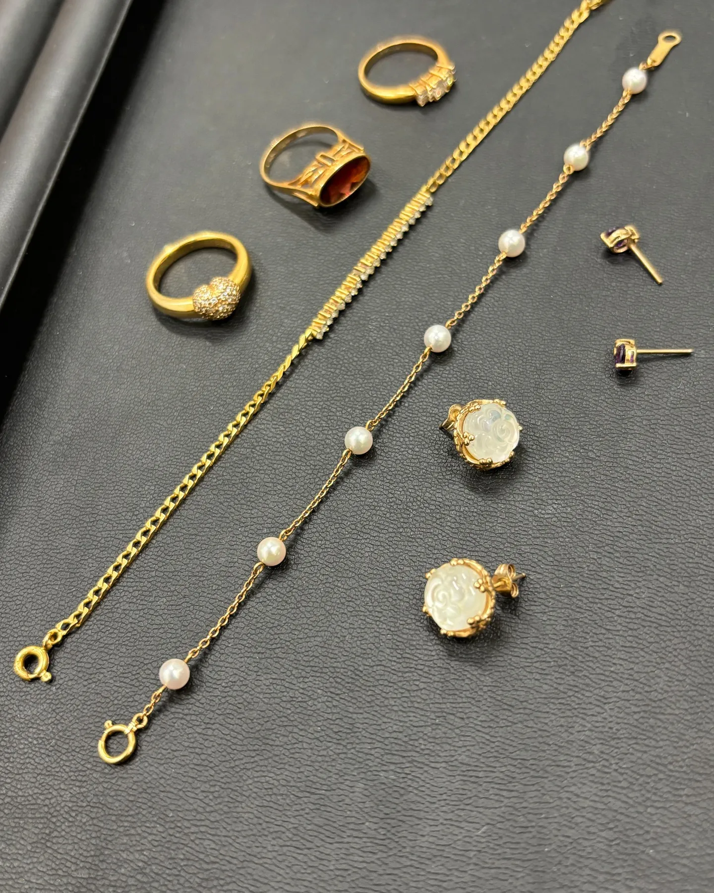 金のメレダイヤリングなどのアクセサリーをお買取りさせていただ...