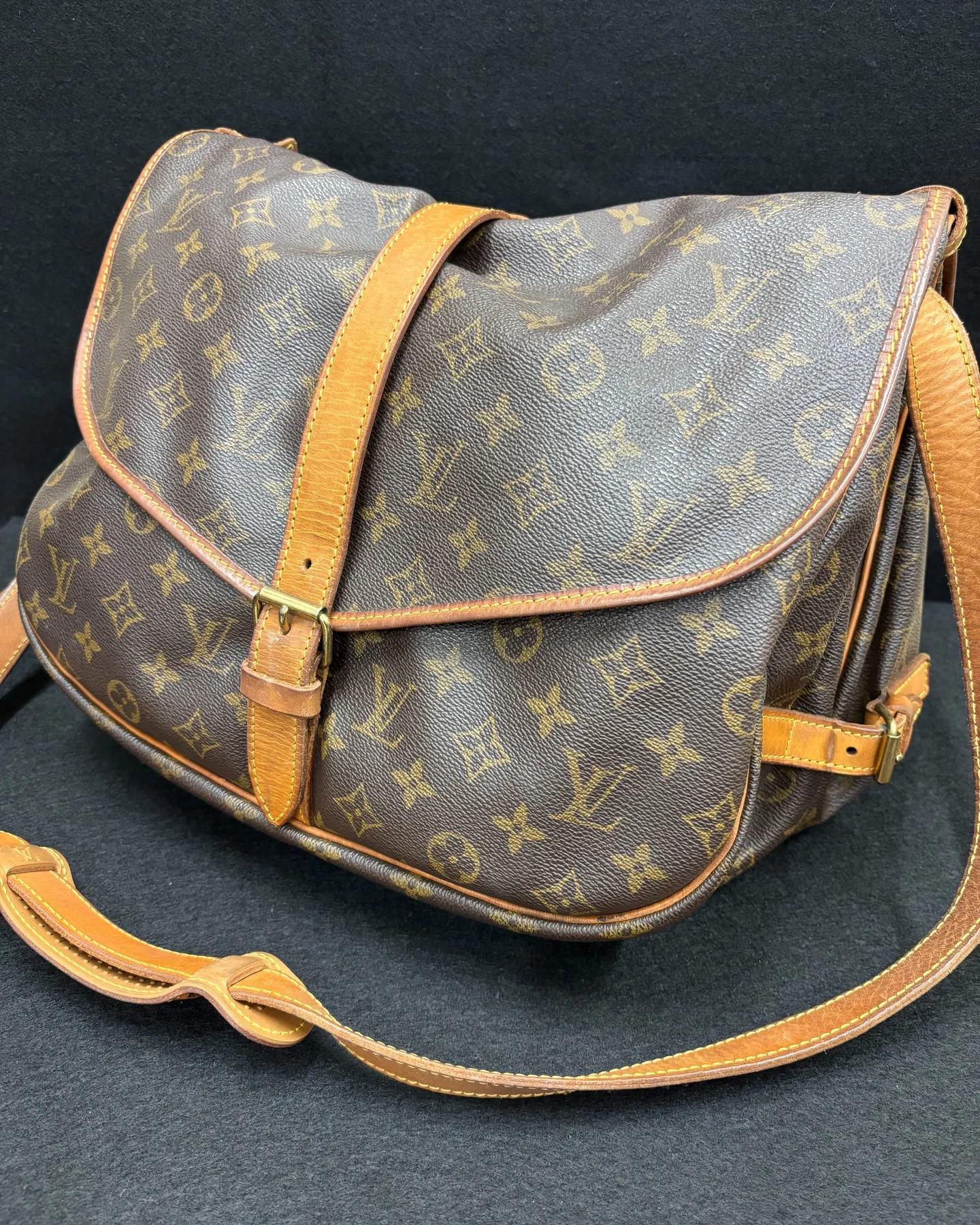 ヴィトンのショルダーバッグ「モノグラム ソミュール」をお買取...