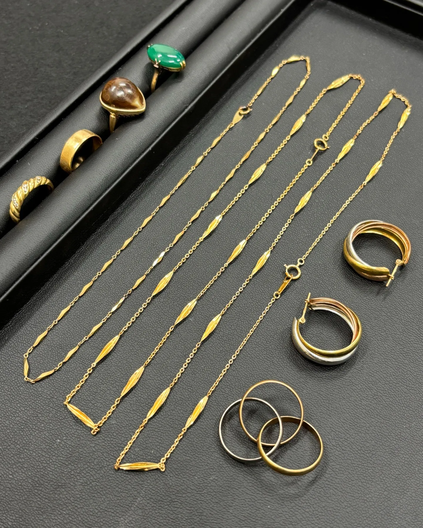 金のリングやネックレスなどのたくさんのアクセサリーをお買取り...