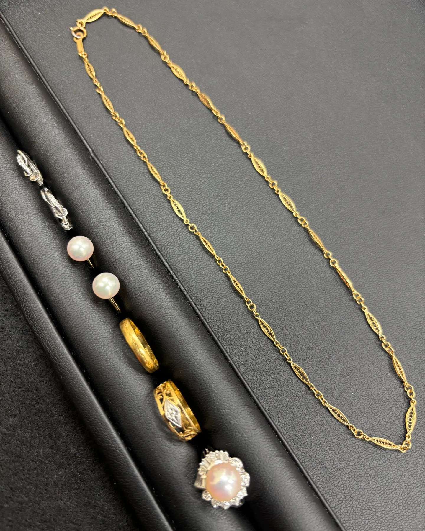 金のネックレスなどのアクセサリーをお買取りさせていただきまし...