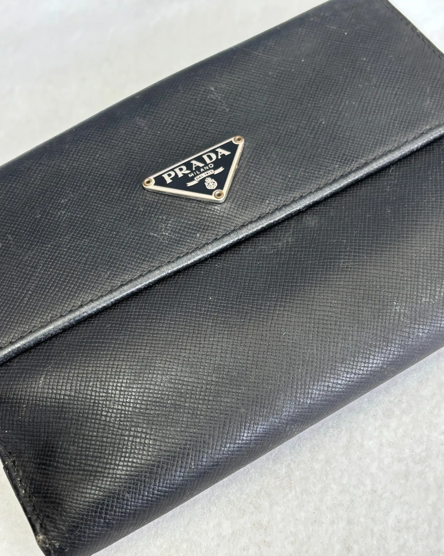 プラダの二つ折り財布「サフィアーノ」をお買取りさせていただき...