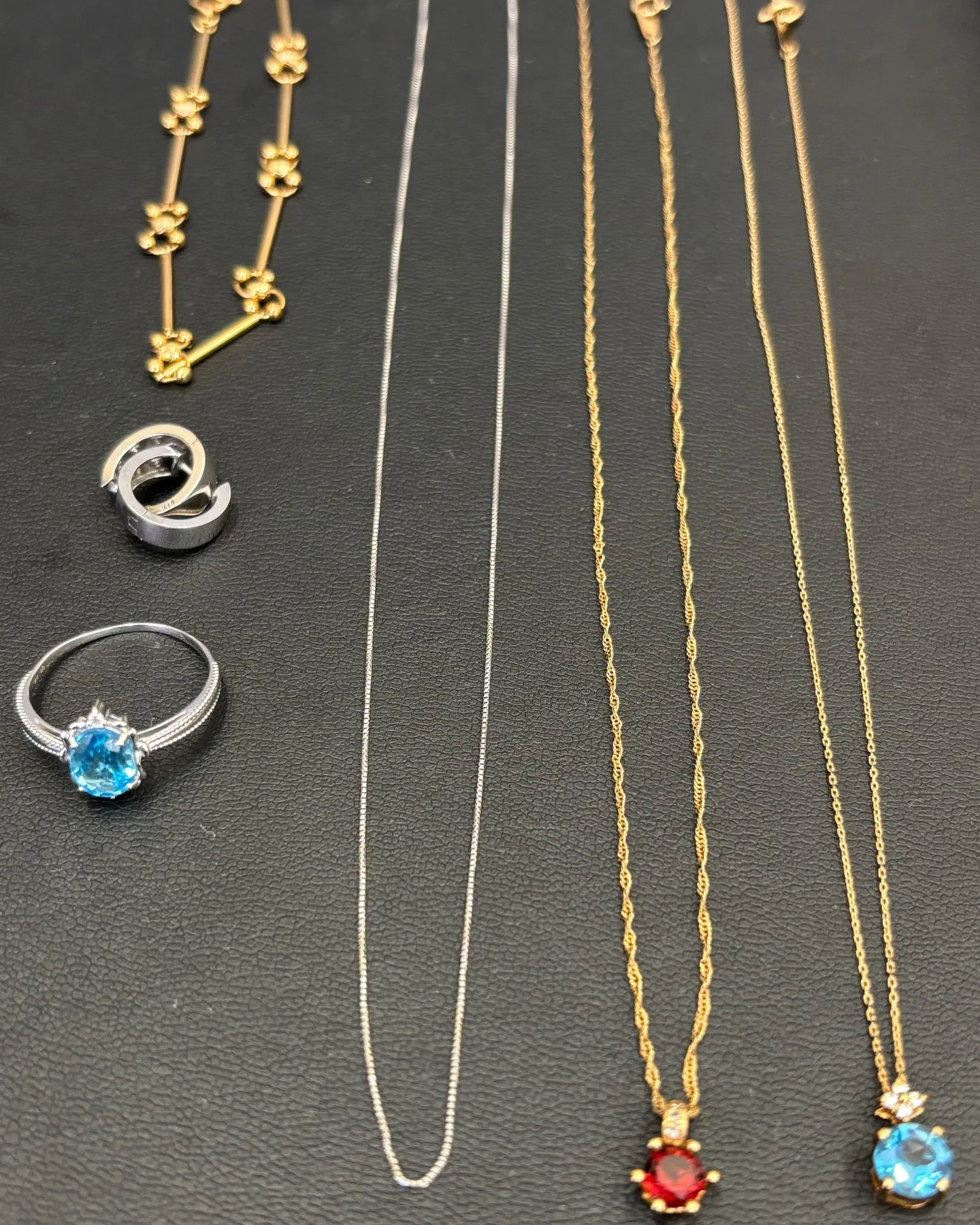 金のネックレスなどのアクセサリーをお買取りさせていただきまし...