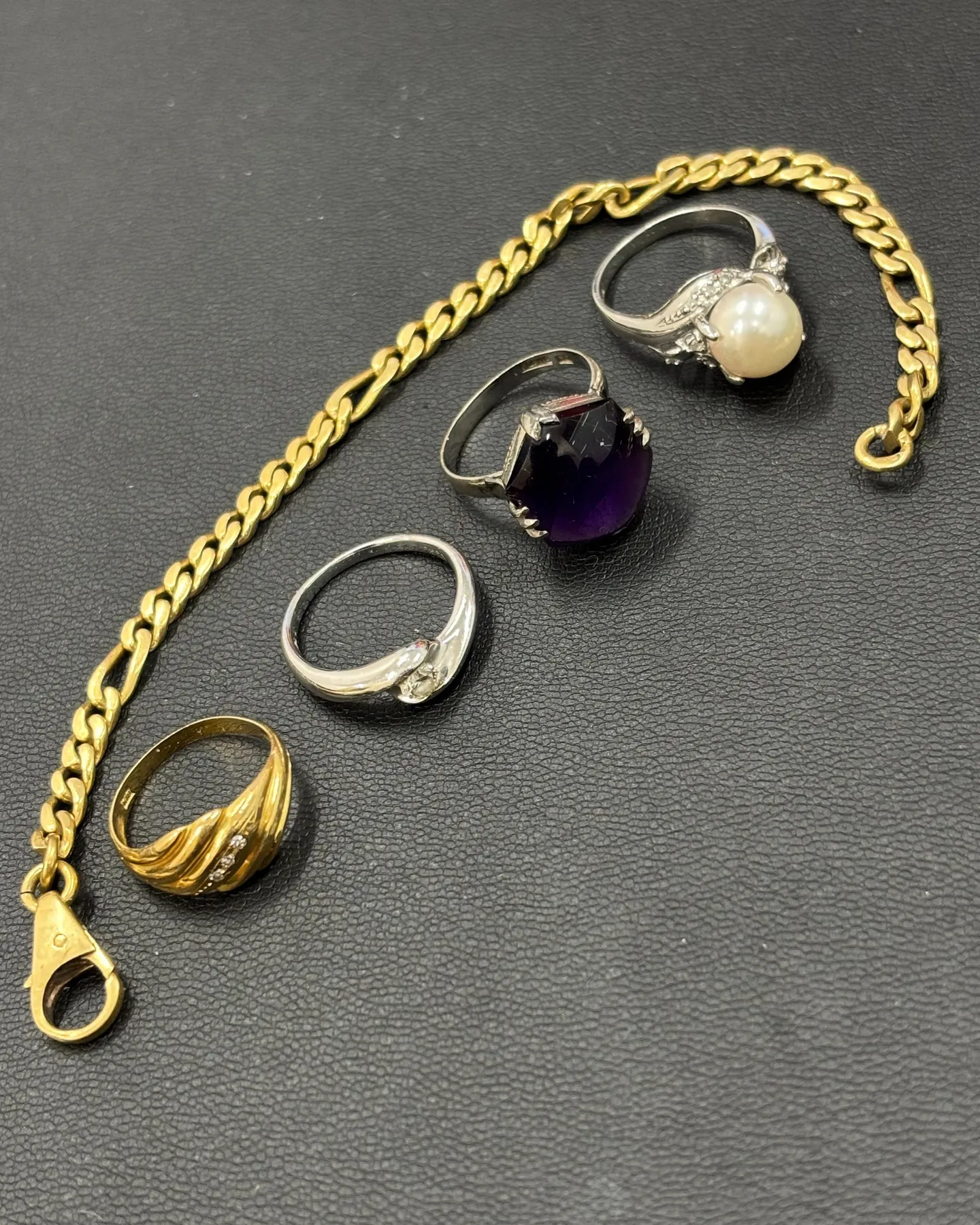 金のブレスレットなどのアクセサリーをお買取りさせていただきま...