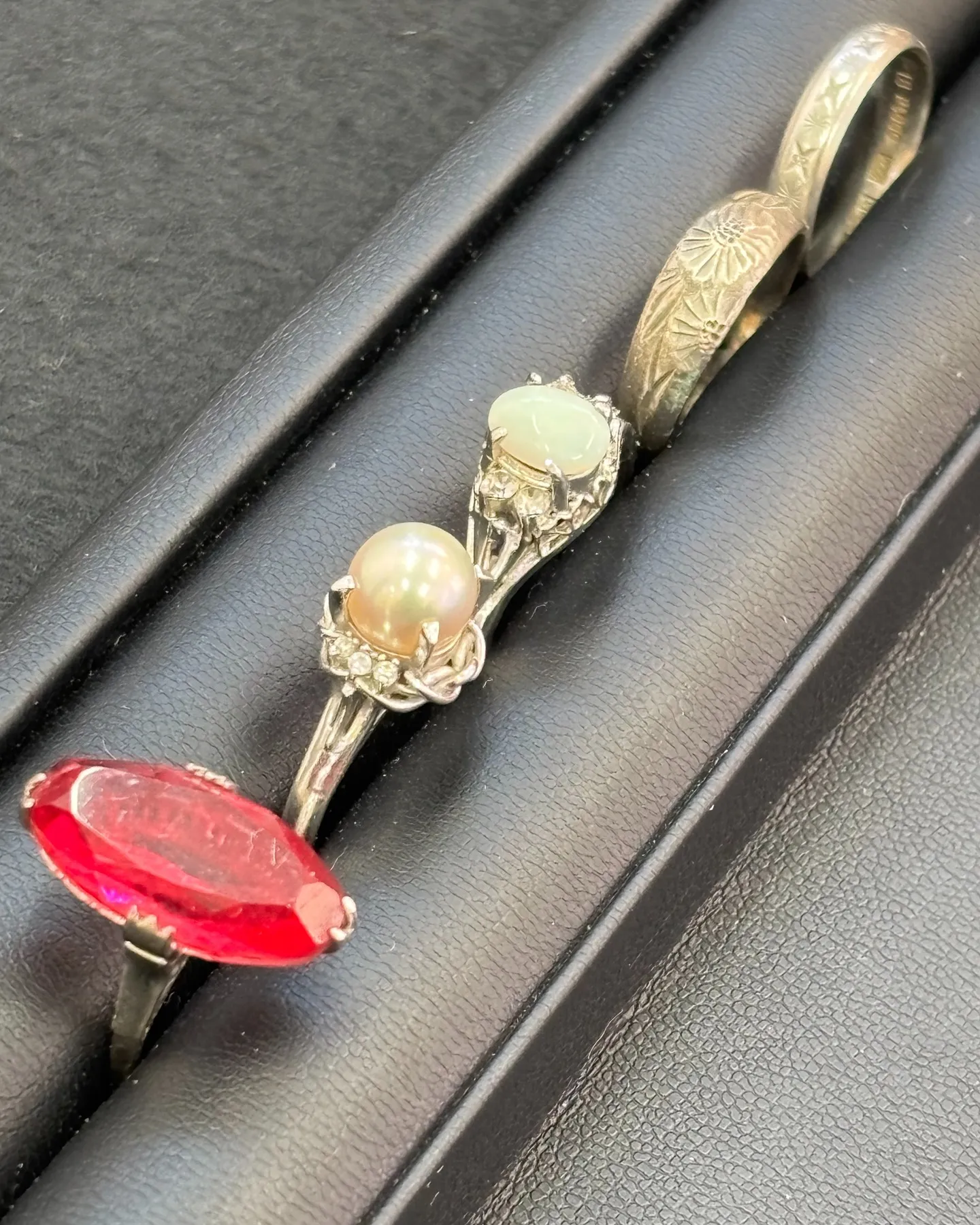 プラチナのパールリングなどのアクセサリーをお買取りさせていた...
