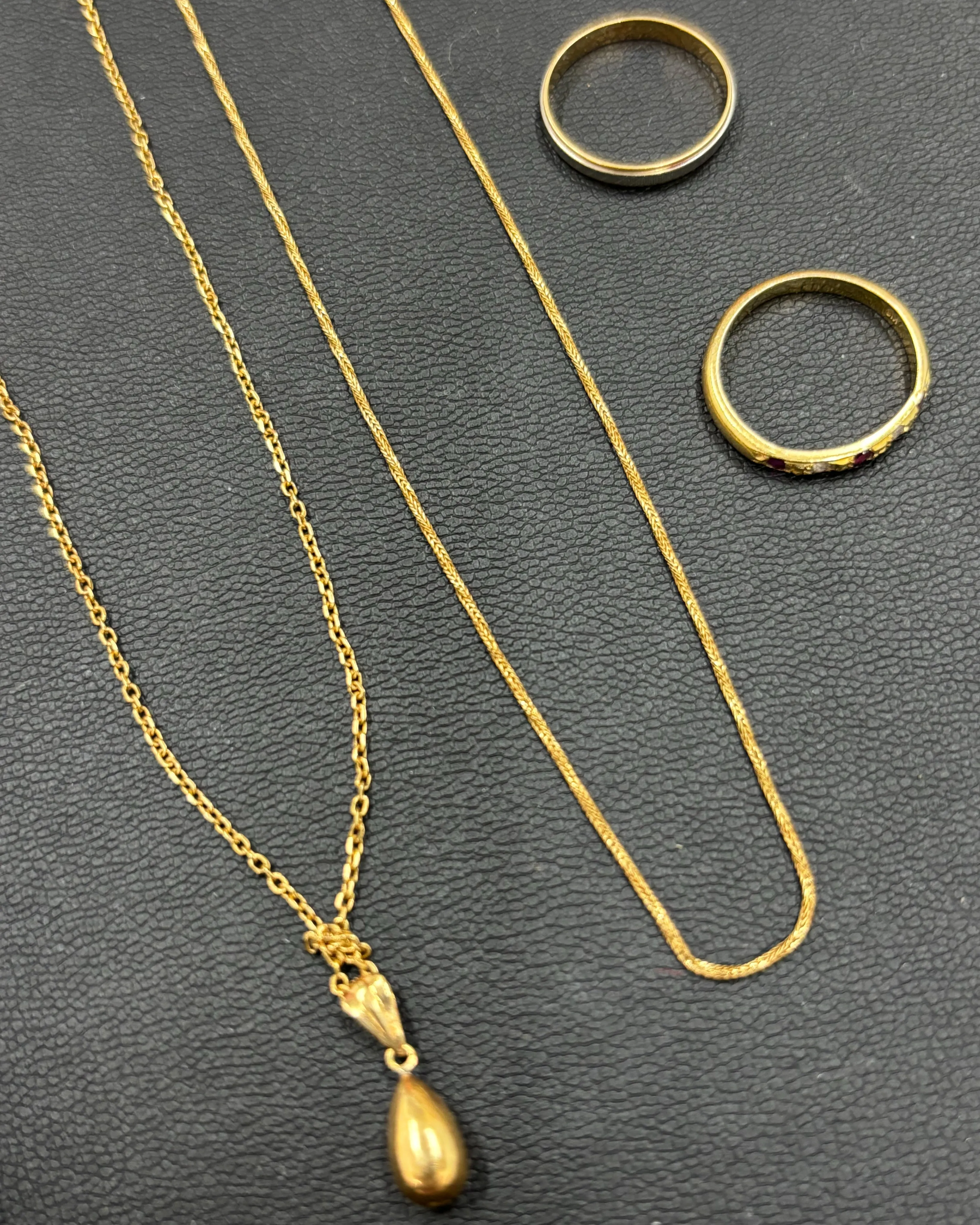 金のリングとネックレスをお買取りさせていただきました。