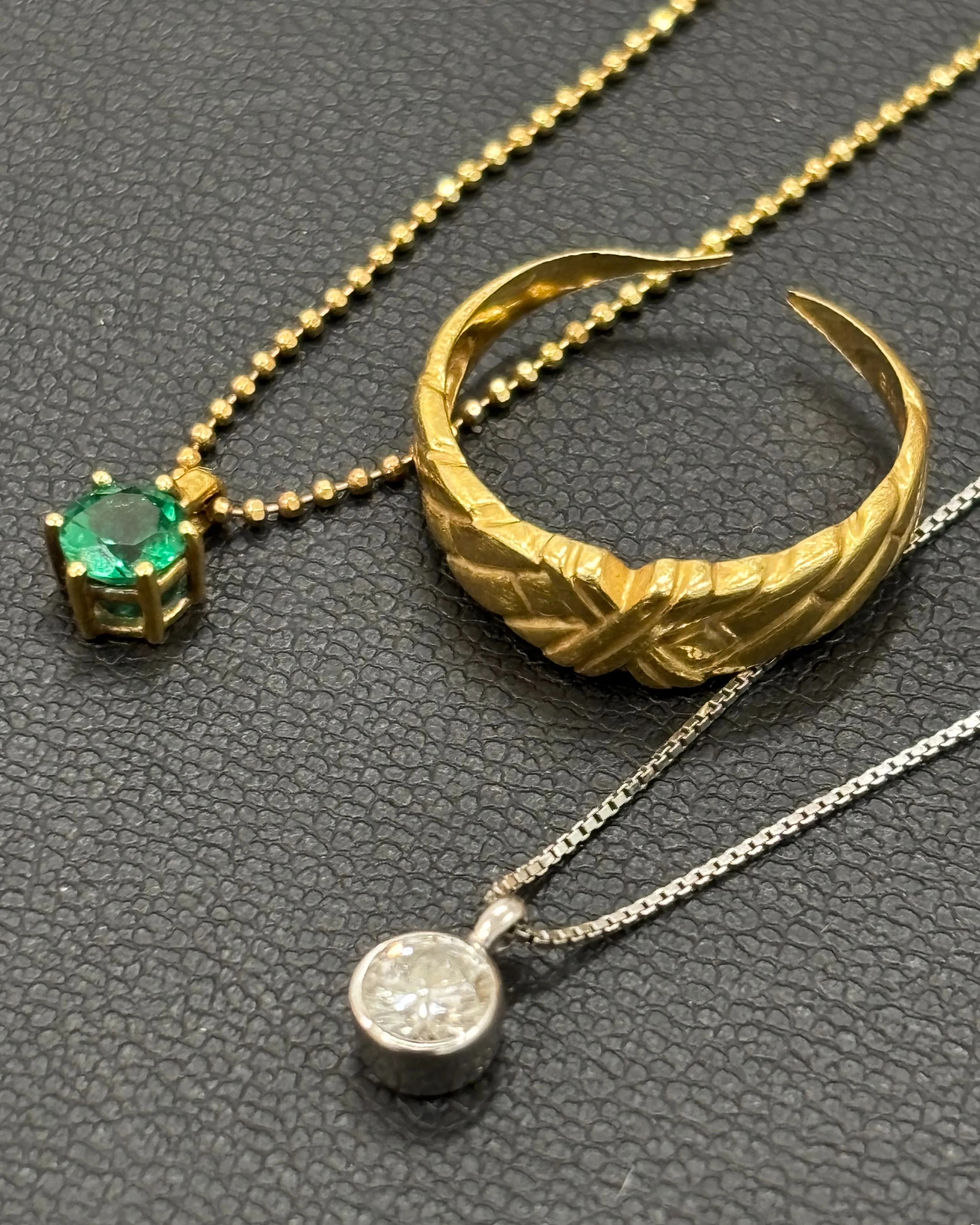 金のリングなどのアクセサリーをお買取りさせていただきました。
