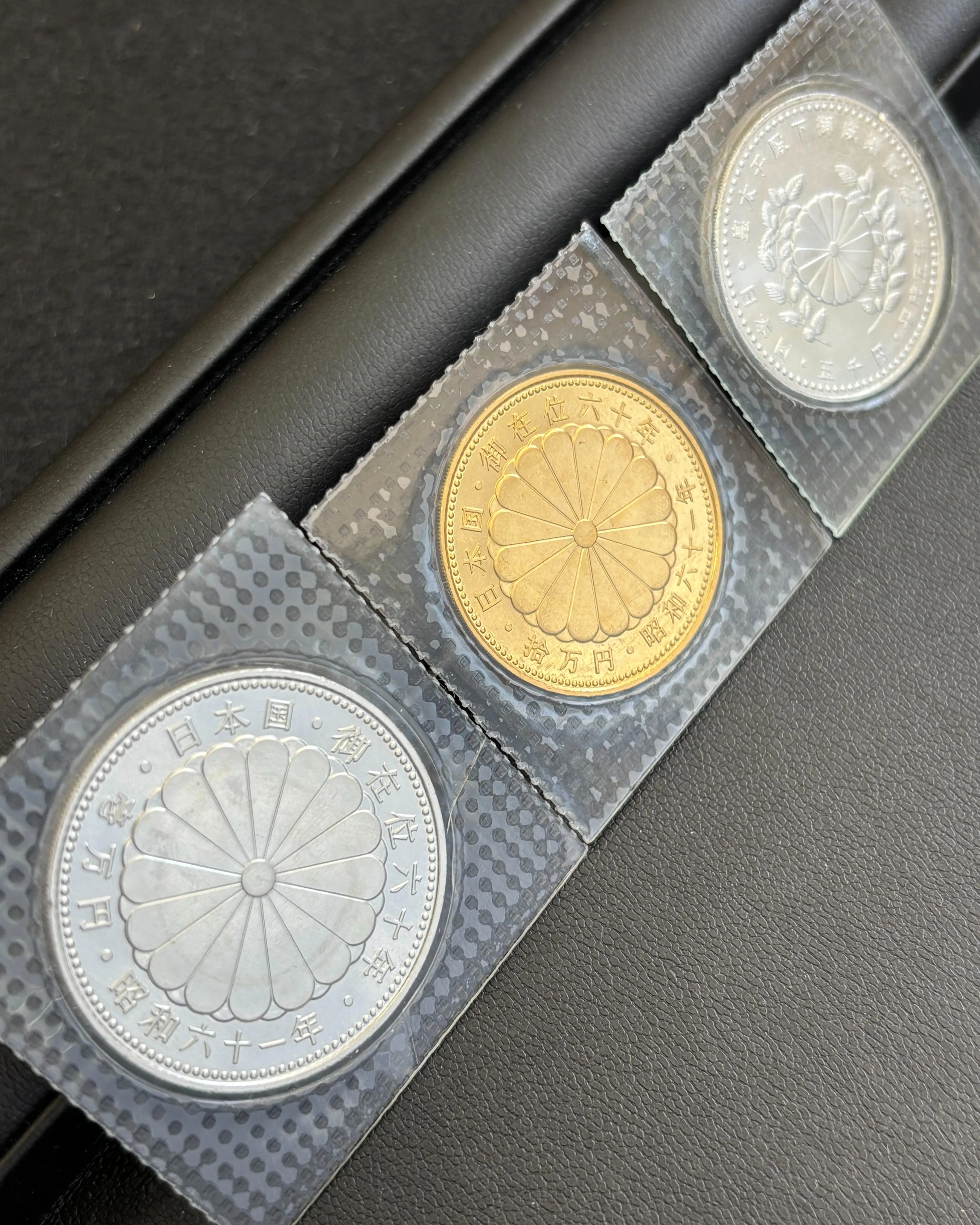 天皇陛下御在位６０年記念１０万円金貨及び１万円銀貨、皇太子殿...