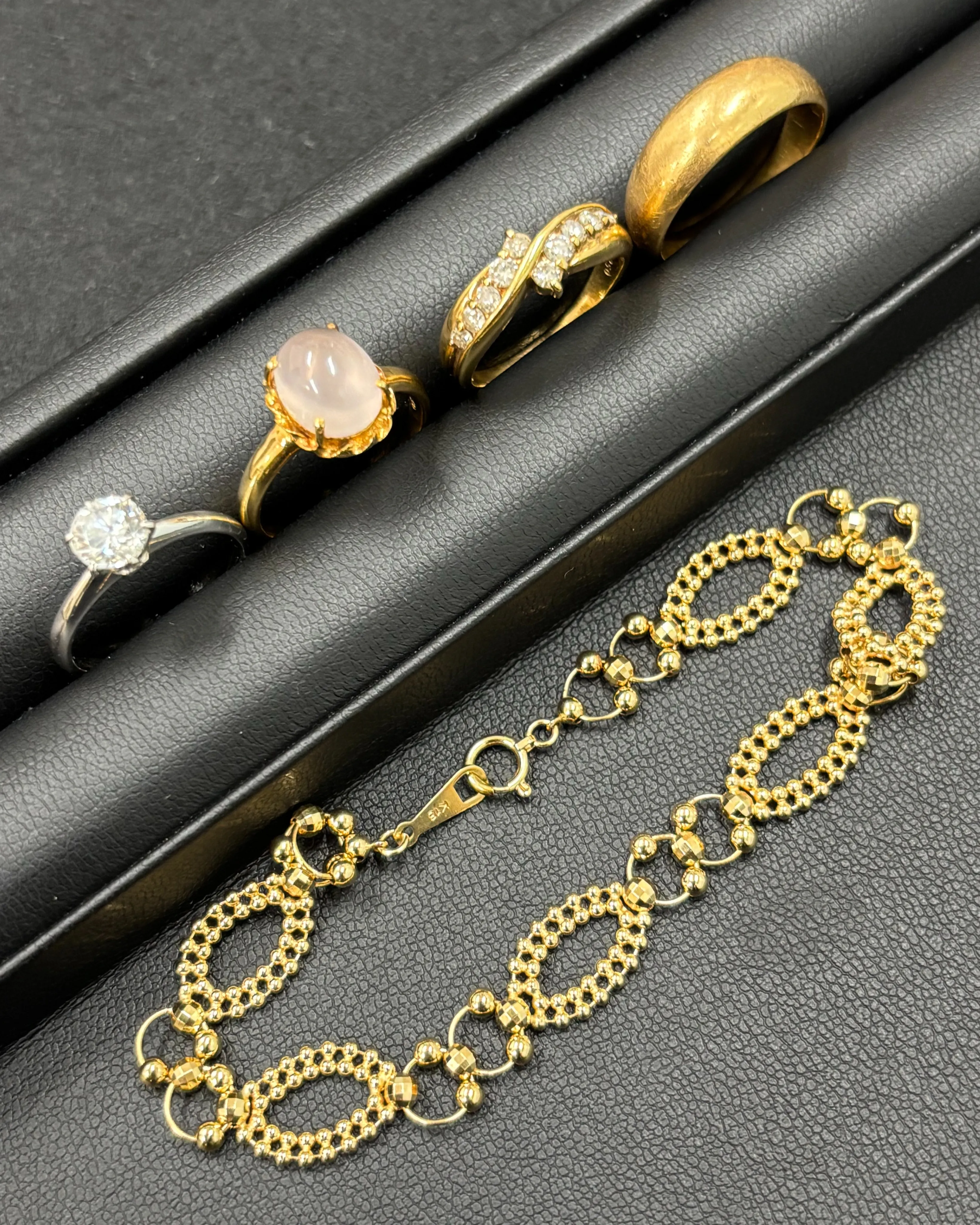 金のブレスレットなどのアクセサリーをお買取りさせていただきま...