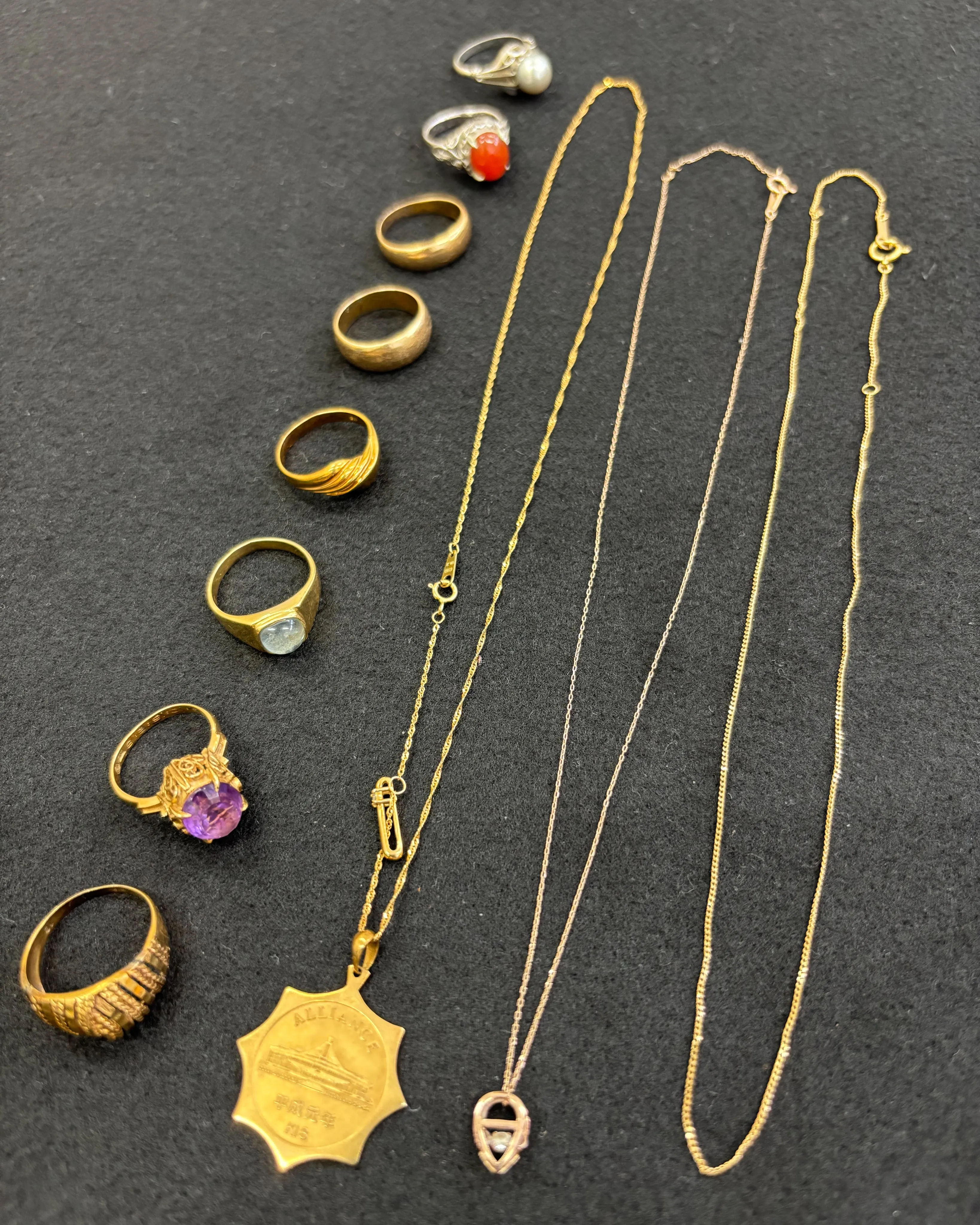 金のネックレスなどのアクセサリーをお買取りさせていただきまし...
