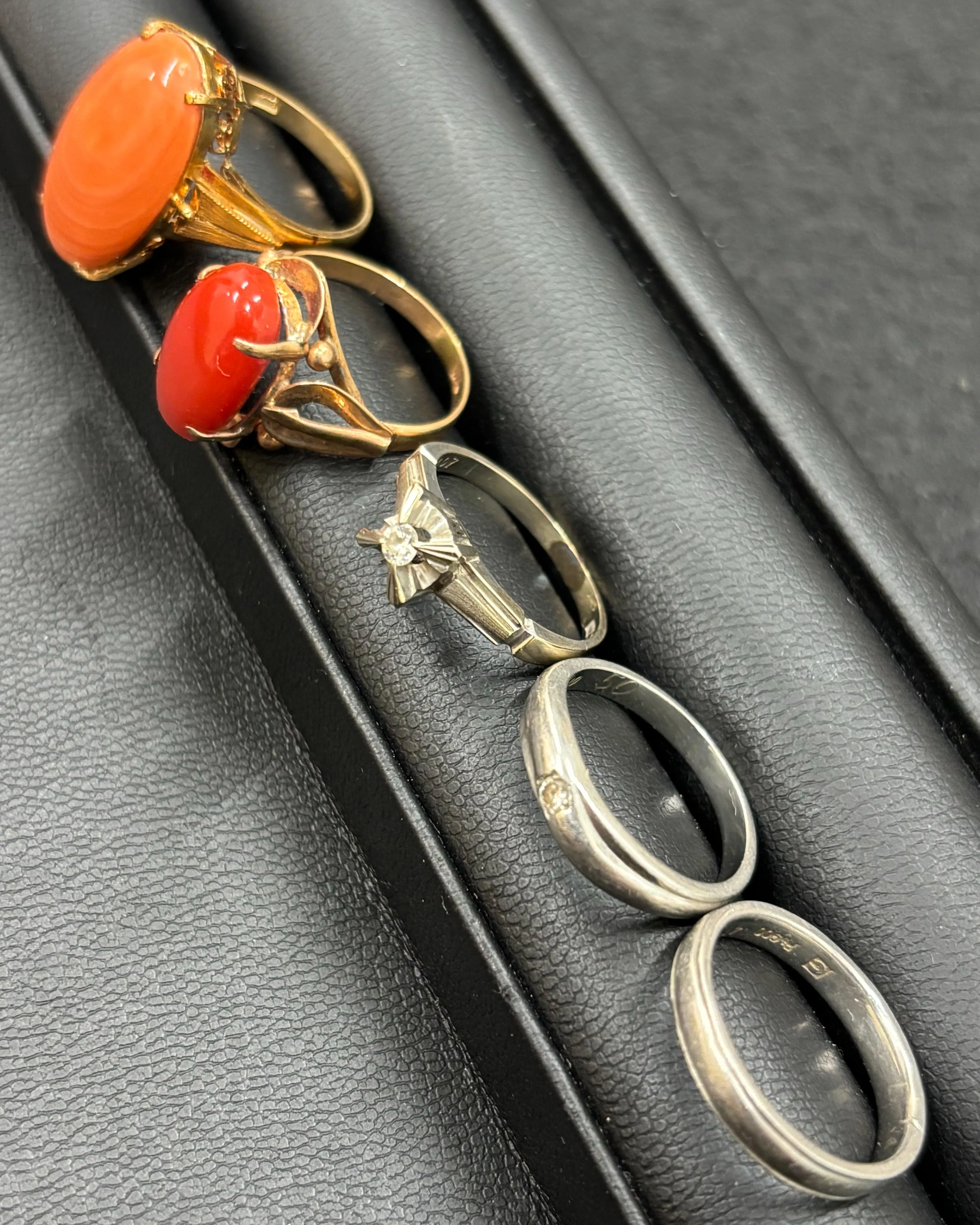金とプラチナのリングをお買取りさせていただきました。