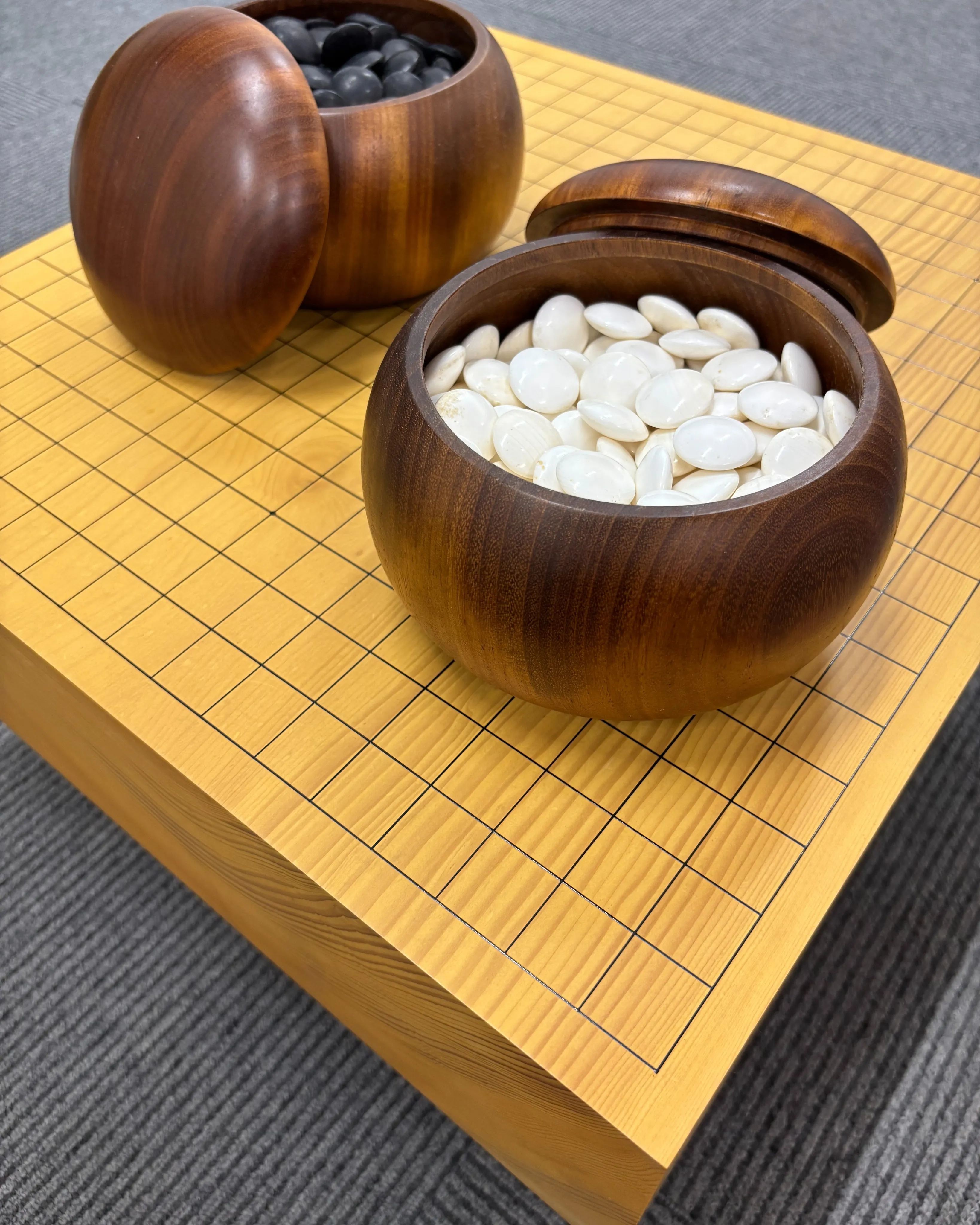 本榧製碁盤と碁石をお買取りさせていただきました。