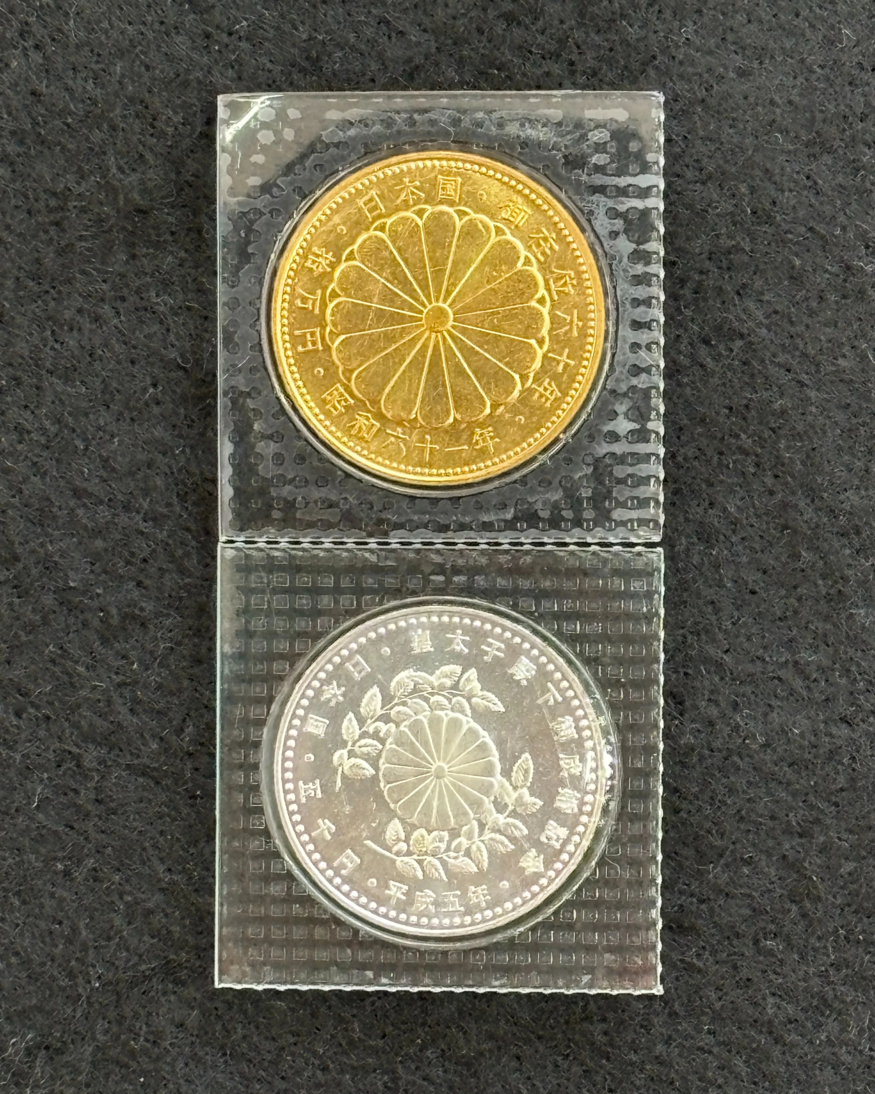 天皇陛下御在位６０年記念１０万円金貨と皇太子殿下御成婚記念５...