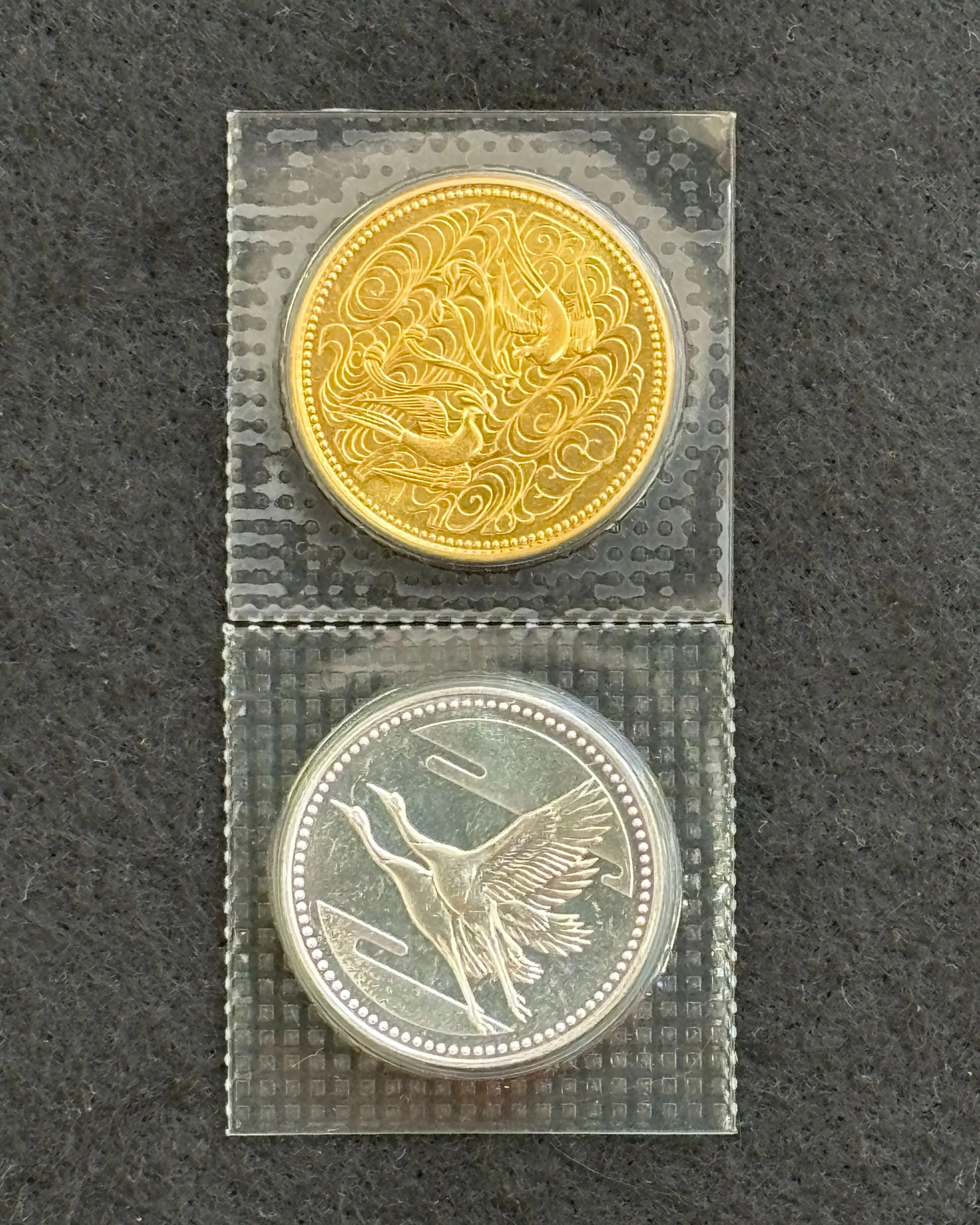 天皇陛下御在位６０年記念１０万円金貨と皇太子殿下御成婚記念５...