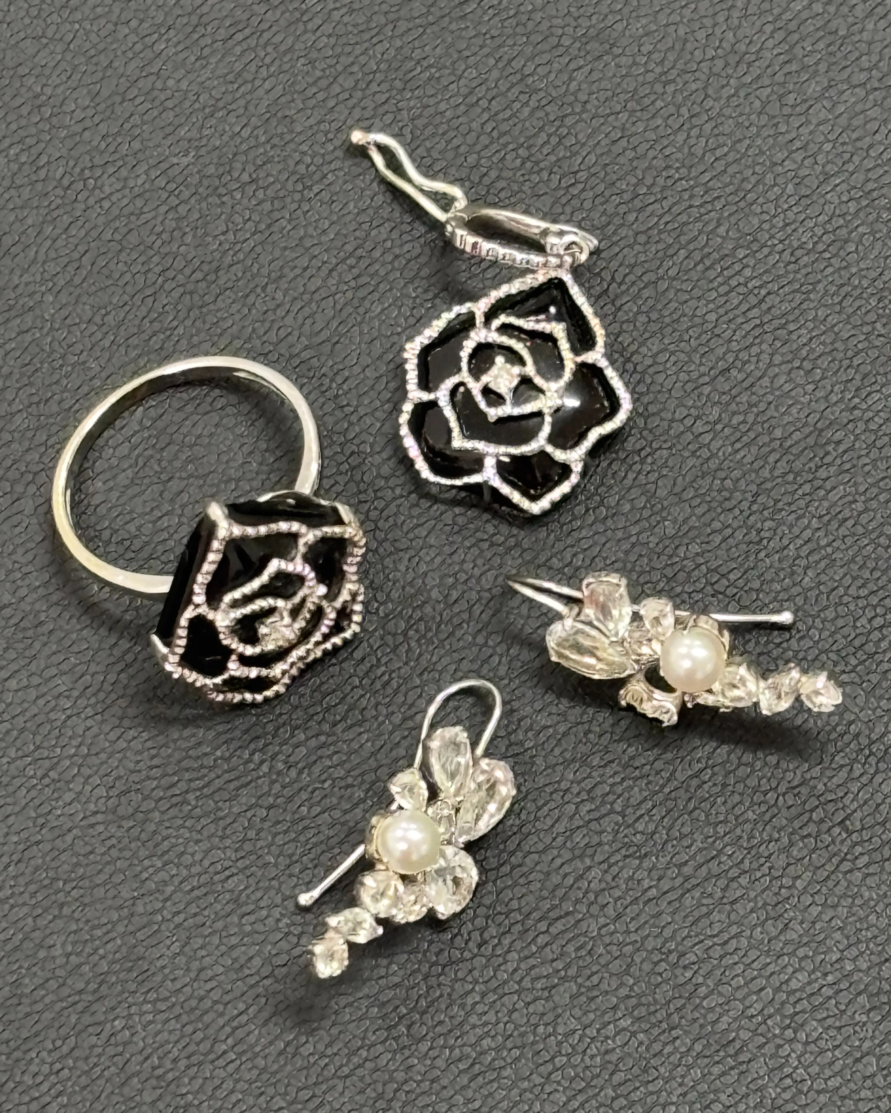 金（ＷＧ）のアクセサリーをお買取りさせていただきました。