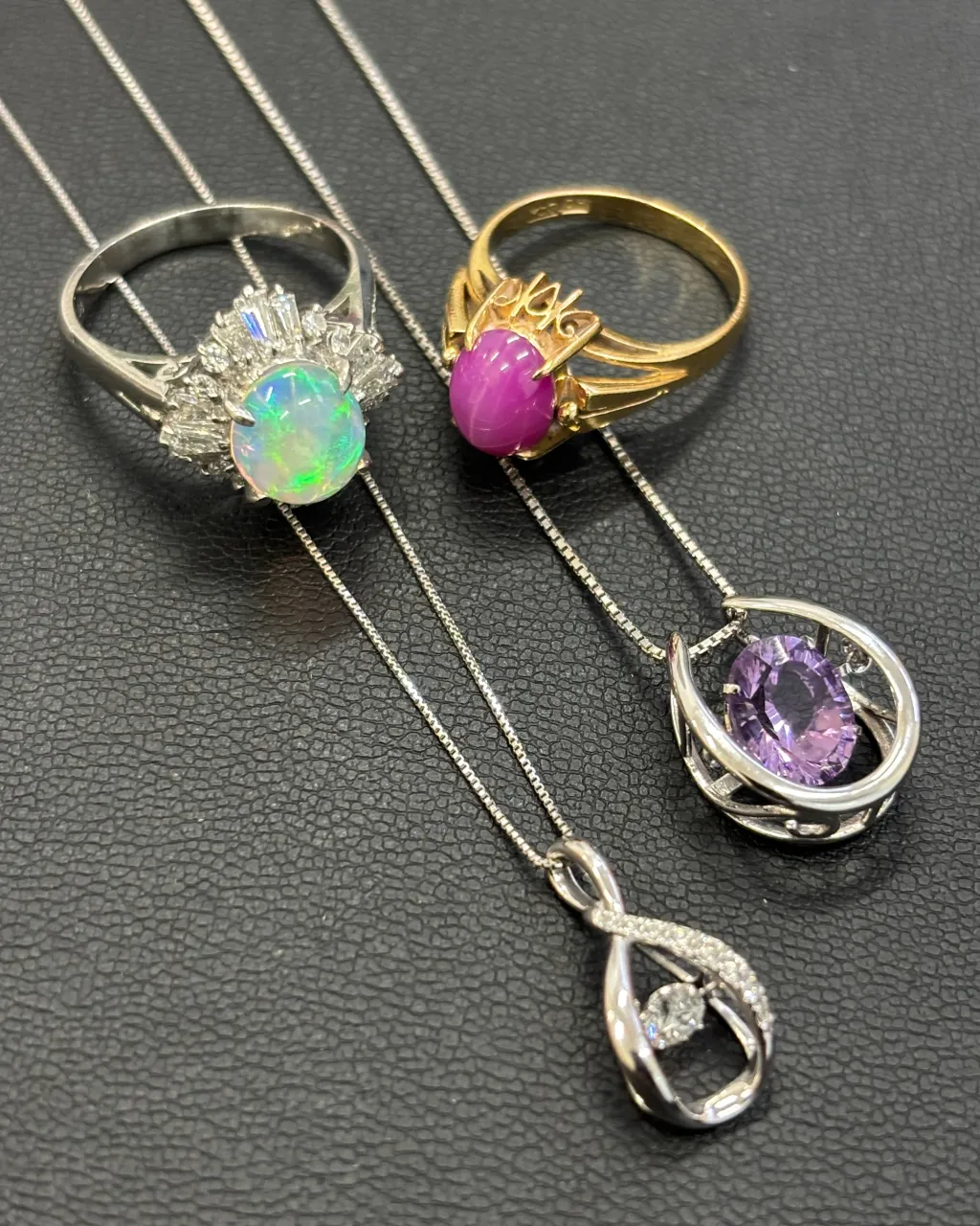 金とプラチナのジュエリーをお買取りさせていただきました。