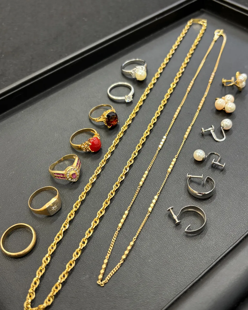 金とプラチナのアクセサリーをお買取りさせていただきました。