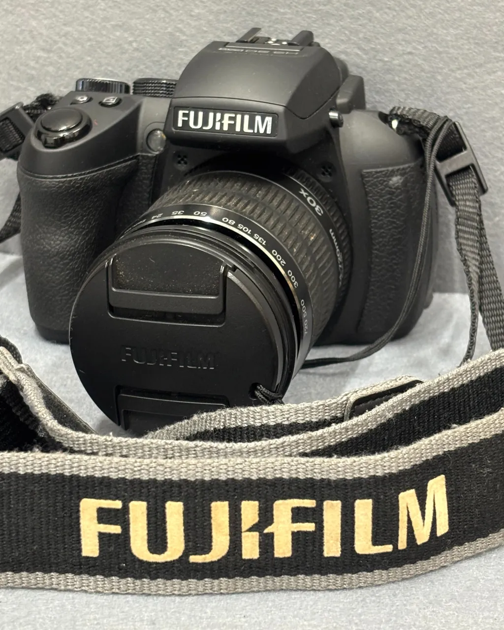 富士フィルムの一眼デジタルカメラ「ＦＩＮＥＰＩＸ ＨＳ３０」...