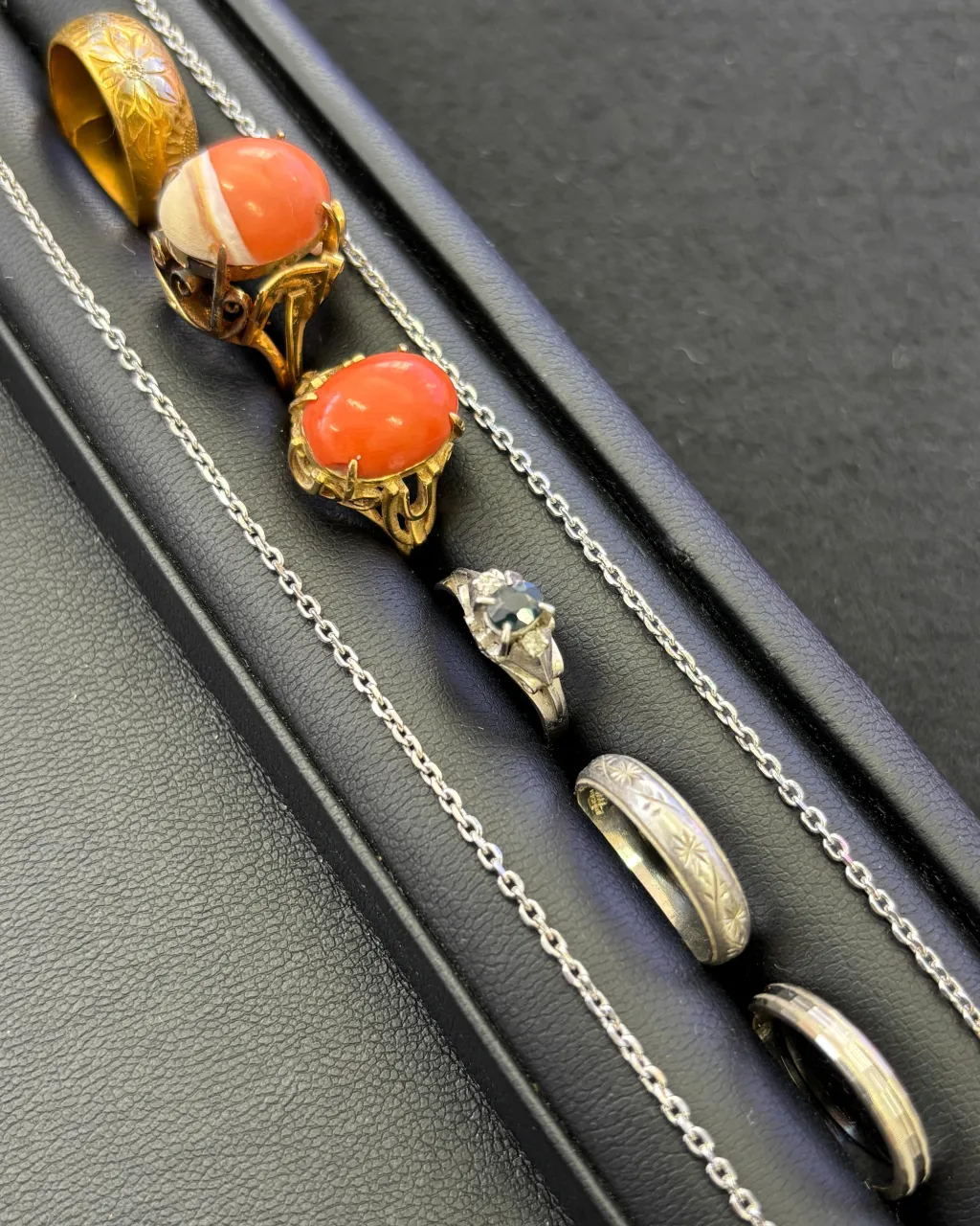 金とプラチナのアクセサリーをお買取りさせていただきました。