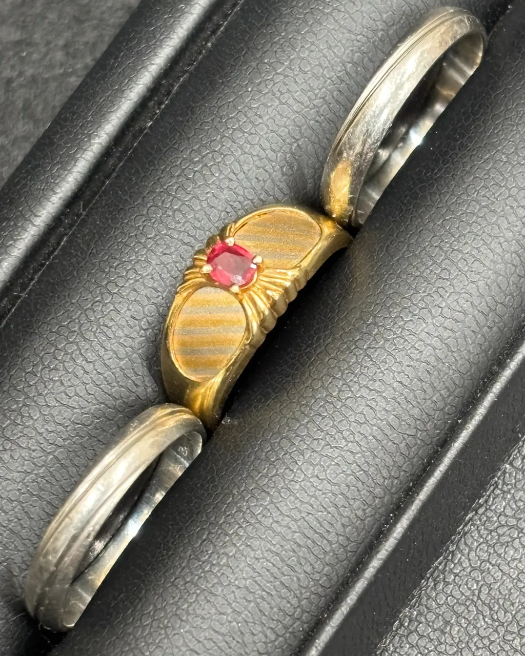 金とプラチナのリングをお買取りさせていただきました。