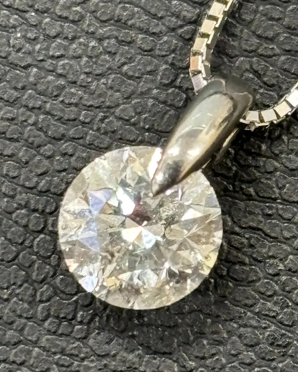プラチナのダイヤネックレスをお買取りさせていただきました。